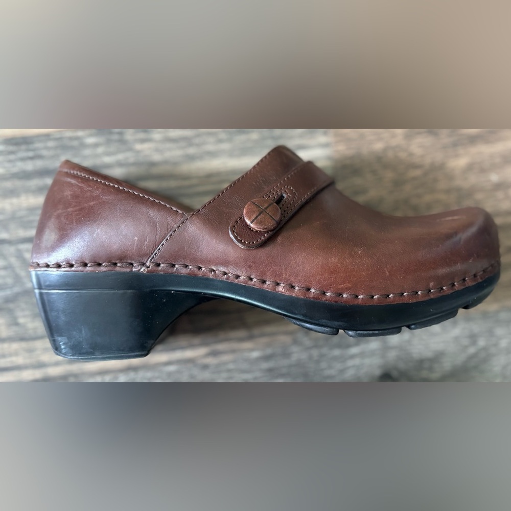DANSKO‎ Womens Sz 39 US 8.5-9 Solstice Brown Leather Button Clogs Shoes Slip on - Picture 4 of 13